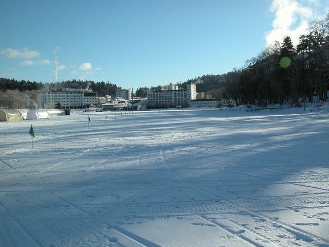 湖が凍って駐車場