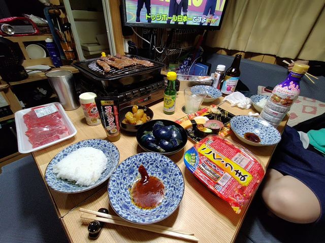 キャンピングカー車内食事