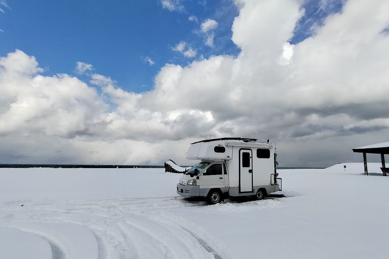 キャンピングカーで雪道